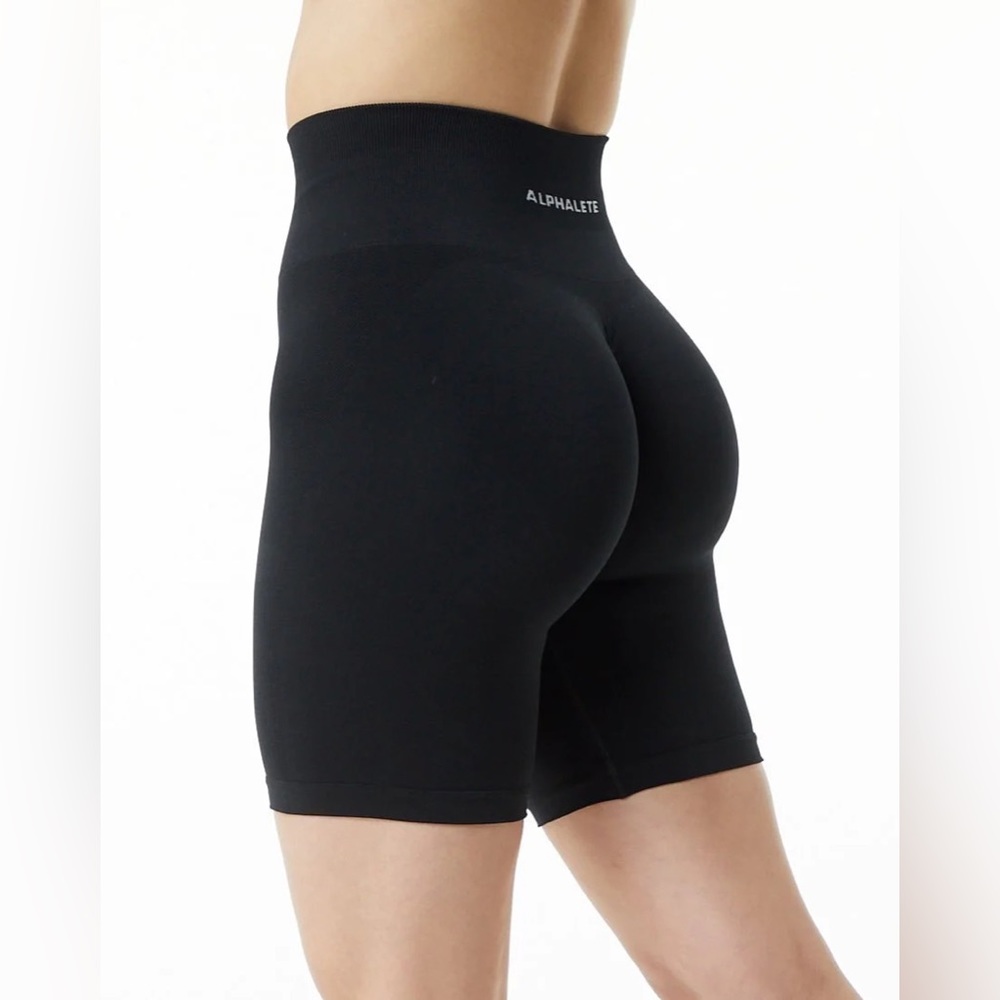 Alphalete amplify biker shorts size small NWT booty scrunch high waisted
